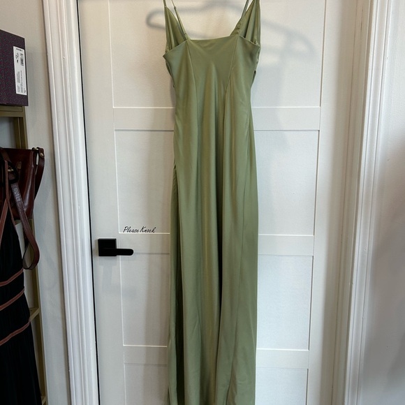 Showpo. JEWELLE MIDI DRESS - HIGH SPLIT COWL NECK SATIN DRESS IN GREEN size 6 - Picture 7 of 8
